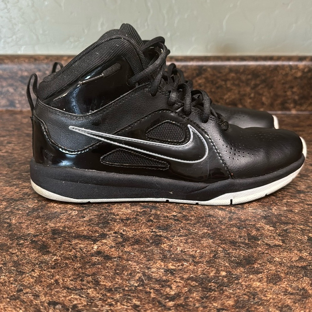 Nike Team Hustle D Black/White Sneakers size y5.5